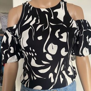 Floral black white blouse. Stretch fabric!